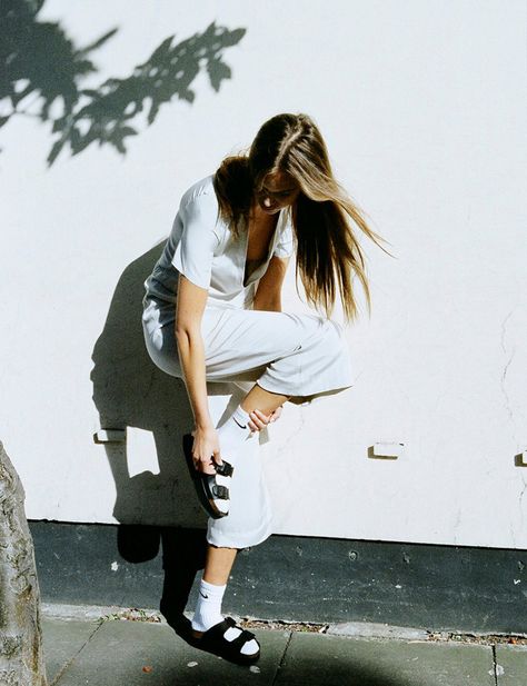 Inspiration_White-6 Socks And Slides, Birkenstock Style, Sock Outfits, Boyfriend Jean, Socks And Sandals, Mode Inspo, Mode Inspiration, Mode Style, Look Fashion