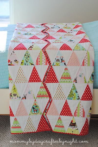 Mommy by day Crafter by night: Isosceles Triangle Quilt Along- Making the Quilt Patchwork, Modern Christmas Quilt, Triangulo Isosceles, Christmas Quilt Blocks, Christmas Tree Quilt, Isosceles Triangle, Christmas Quilt Patterns, Quilt Care, Pinwheel Quilt