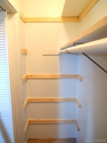 Adding braces for our DIY custom shelving in our builder basic closet! {Reality Daydream} Small Closet Redo, Custom Closet Shelving, Organiser Son Dressing, Diy Custom Closet, Custom Shelves, Closet Redo, Closet Diy, Closest Storage, Diy Regal