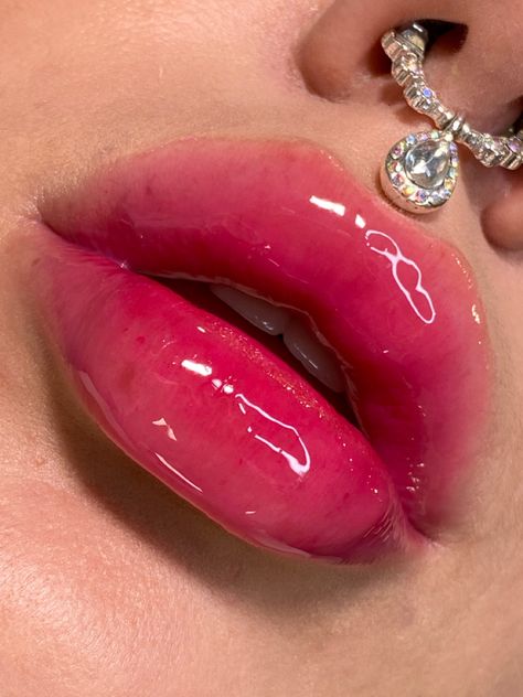 Drawing Juicy Lips, 2023 Lip Trends, Pink Lip Gloss Makeup Look, Lip Trends 2023, Cherry Lips Aesthetic, Juicy Lips Makeup, Lip Stain Aesthetic, Lip Gloss Drawing, Juicy Lips Drawing Reference