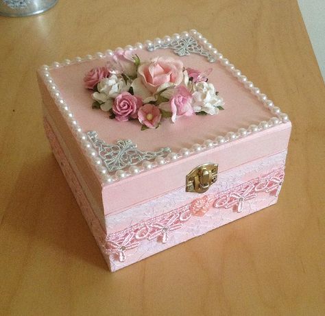 Handmade shabby chic trinket box.....(sweeeet...i love the contrast in details against the wood.)... Shabby Chic Decorating, Shabby Chic Boxes, Kraf Kertas, Decoration Shabby, Quilled Creations, Shabby Chic Living, Decor Shabby Chic, Shabby Chic Living Room, Shabby Chic Interiors