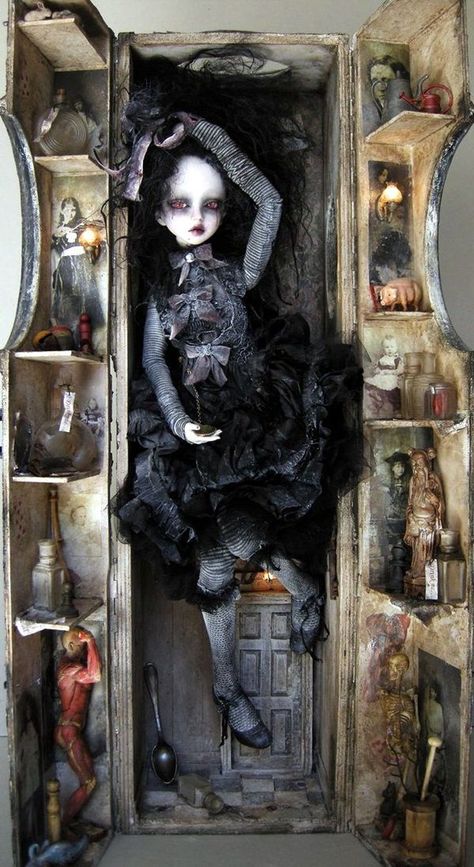 Assemblage Art, Bored Art, Scary Dolls, Gothic Dolls, The Crow, Halloween Doll, Doll Art, Creepy Dolls, Arte Horror