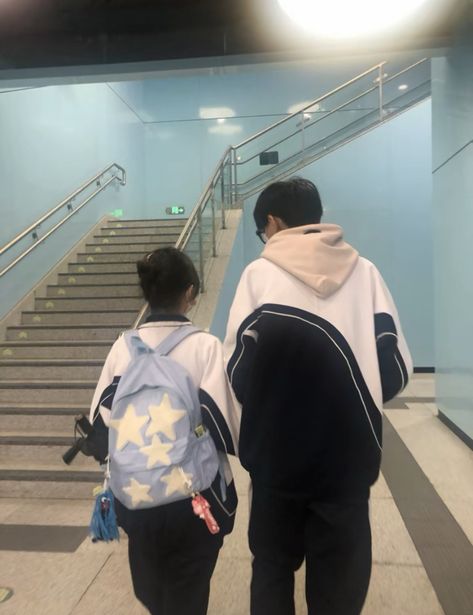 school uniform cute couple Yn With Boyfriend School, Couple In School Hallway, Pic For Au, Ullzang Couples School, Couple In School Aesthetic, Couple School Photos, Boyfriend In School, Cute Couple Pics School, Yn School