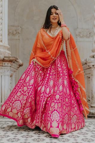 Orange Choli Designs, Orange And Pink Saree Silk, Orange Pink Lehenga, Orange And Pink Lehenga, Bridal Banarasi Lehenga, Pink Lehenga For Mehendi, Ghaghra Choli Designer, Magenta Pink Bridal Lehenga, Pink And Orange Lehenga