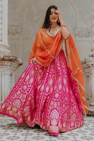 Orange And Pink Saree Silk, Pink And Orange Indian Outfit, Orange Pink Lehenga, Orange And Pink Lehenga, Pink Lehenga For Mehendi, Banaras Dress Designs, Banarasi Dress Designs, Printed Lehenga Designs, Bhangra Outfit