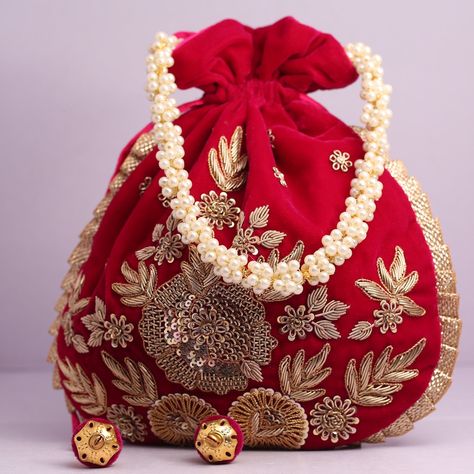 Evening Bags Wedding, Potli Bags Wedding Handmade, Barat Dress, Indian Bags, Wedding Party Bags, Leg Mehndi, Bridal Gift Wrapping Ideas, Legs Mehndi Design, Bridal Handbags