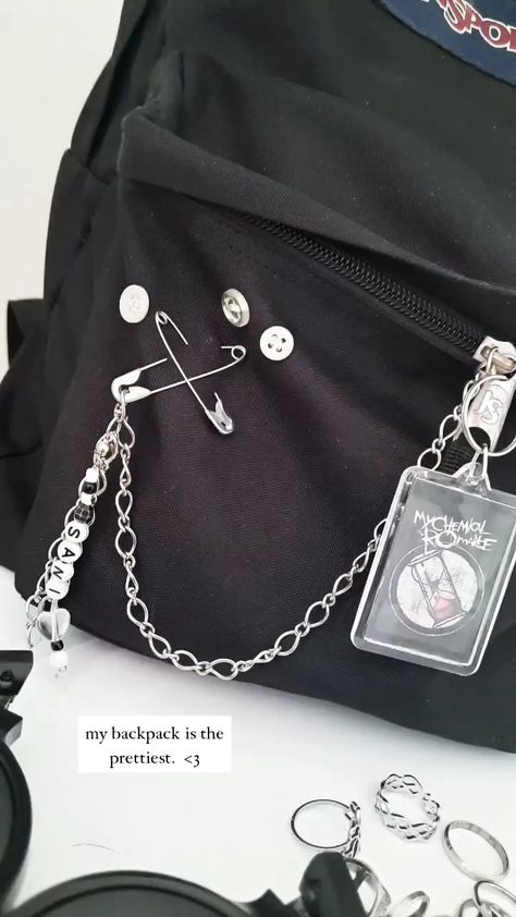 Bag With Safety Pins, Goth Bags For School, Cool Backpacks Aesthetic, Emo School Bag, Pin Backpack Aesthetic, How To Make Your School Bag Aesthetic, Backpack Black Aesthetic, Alt Backpack For School, Safety Pin Design Ideas