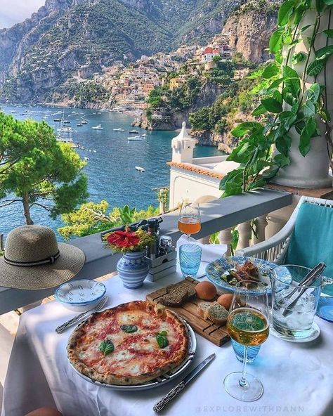 Italy Vibes, Porch Uk, Italy Pictures, Christmas Front Porch, Positano Italy, Places In Italy, Italy Travel Tips, Italy Aesthetic, Southern Europe