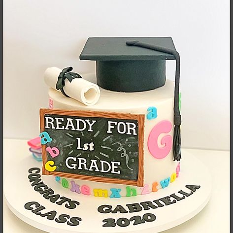 Kindergarten graduation cake Essen, Kindergarten Cakes Graduation, Graduation Cakes For Preschool, Teacher Graduation Cake Ideas, Graduation Cake For Teacher, Graduation Teacher Cake, Kindergarten Graduation Party Decor, Graduation Cake For Kindergarten, Graduation Cake Preschool