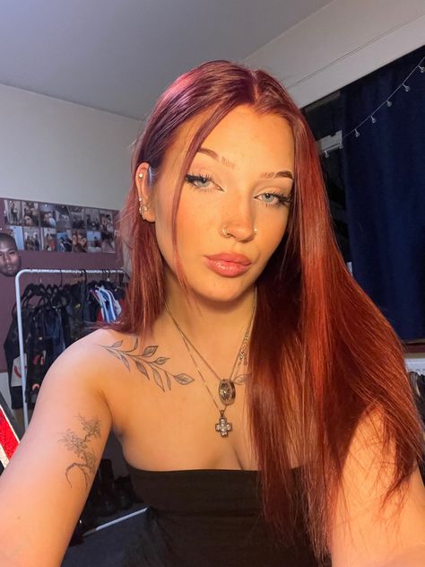 Hair Tattoo Girl, Red Hair Tattoos, Red Hair Dye, Madison Beer Style, Vestiti Edgy, Dyed Red Hair, Women Tattoo, Dark Red Hair, Girls With Red Hair
