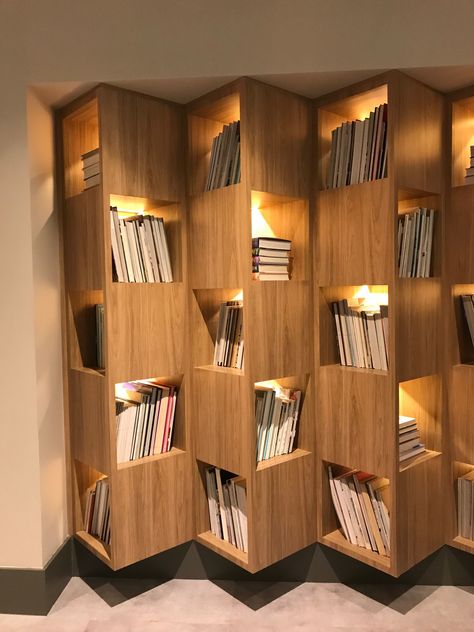 Unique Bookshelves, Creative Bookshelves, Unusual Home, Showroom Interior Design, Shelving Design, Small Home Offices, Home Library Design, Smart Home Design, Bookshelf Design