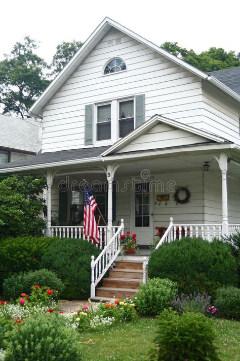 American Houses Aesthetic, Southern Small Town, Upper Middle Class Homes, American Houses Exterior, White Suburban House, Small American House, American House Aesthetic, Conneticut Homes, Small Town Houses