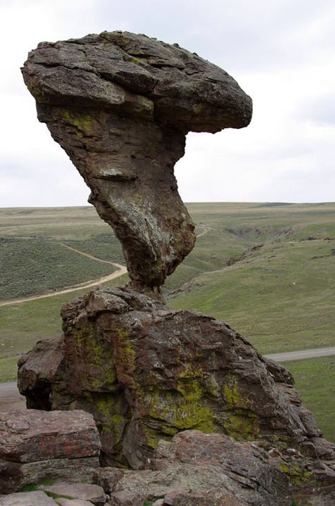 balancing rock. idaho Cool Rock Formations, Rocks Nature, Balanced Rock, Matka Natura, Natural Structures, Beautiful Rocks, Natural Rock, Rock Formations, Natural Phenomena