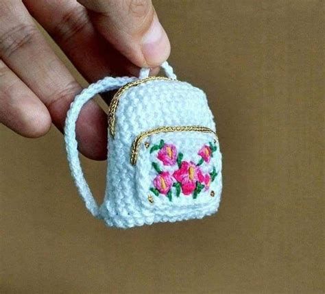 Crochet Mini Bag, Accessoires Barbie, Tas Mini, Crochet Backpack, Crochet Keychain Pattern, Crochet Barbie Clothes, Crochet Doll Clothes, Crochet Motifs, Crochet Keychain