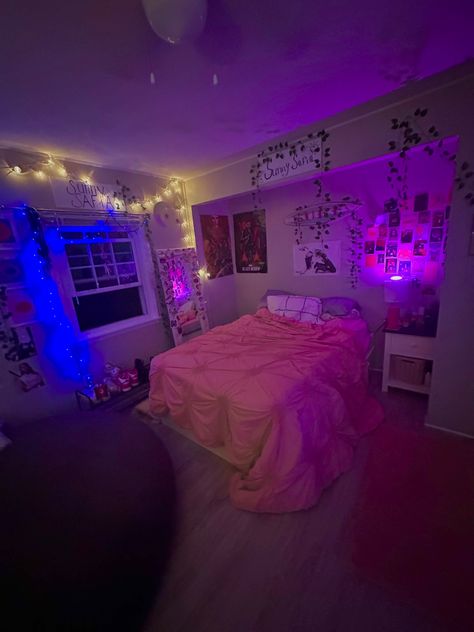 Beds In Closets Ideas, Butterfly Room Decor, Hypebeast Room, Pretty Rooms, Neon Bedroom, Butterfly Room, College Room Decor, White Room Decor, Luxury Room Bedroom