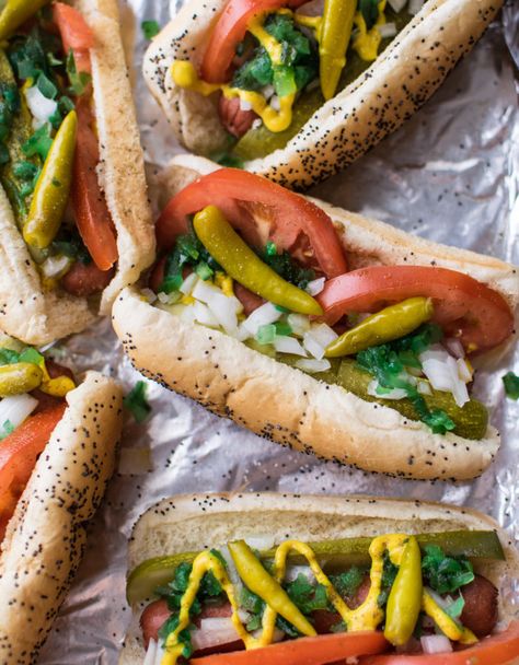 Essen, Hot Dogs Chicago Style, Chicago Style Hotdogs, Chicago Style Hot Dog Recipe, The Best Hot Dogs, Healthy Hot Dog Meals, Chicago Hot Dog Recipe, Chicago Dogs Recipe, Chicago Hotdogs