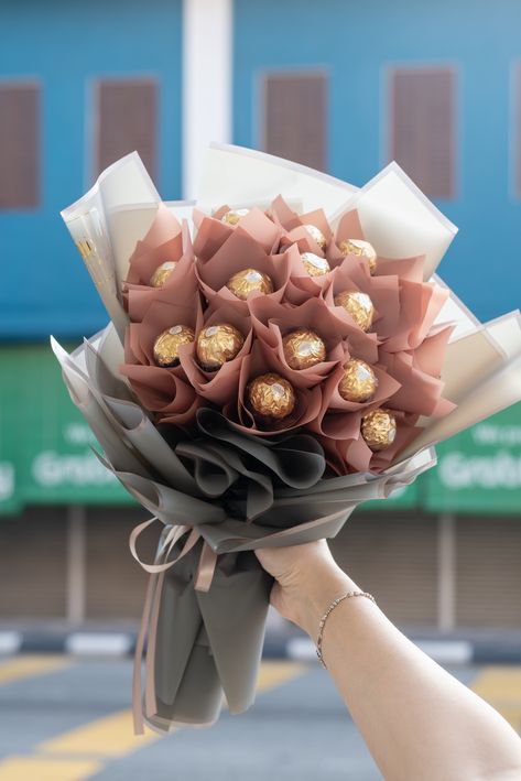 Chocolate Flowers Bouquet, Food Bouquet, Chocolate Bouquet Diy, Candy Bouquet Diy, Wedding Happy, Money Bouquet, Flower Bouquet Diy, Wedding Gifts Packaging, Ge Bort