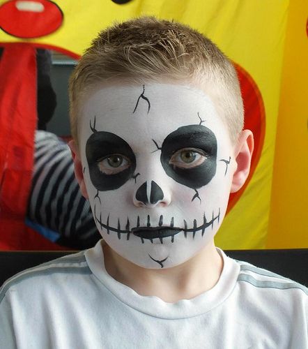 HALLOWEEN/DIA DE LOS MUERTOS                                                                                                                                                                                 Más Kids Skeleton Face Paint, Vampyr Smink, Face Painting Halloween Kids, Kids Halloween Face, Halloween Smink, Läskig Halloween, Skeleton Face Paint, Halloween Makeup For Kids, Halloween Gesicht