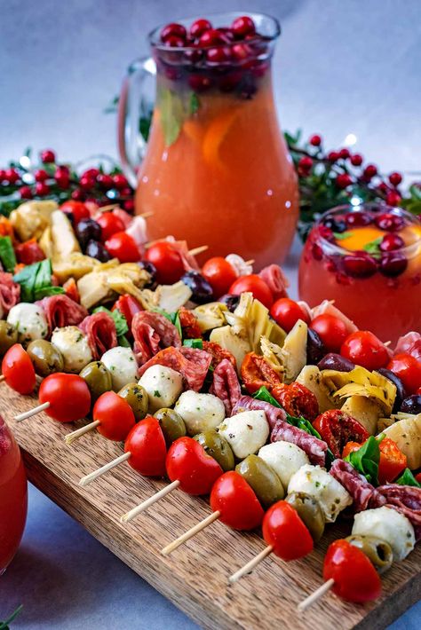 Easy Picnic Food Ideas, Italian Food Party, Skewers Recipes, Picnic Party Food, Picnic Food Ideas, Italian Snacks, Feast Recipes, Easy Picnic Food, Bbq Party Food