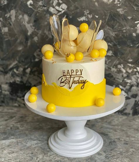 Essen, Yellow And Gold Cake, Men Bday Cakes Ideas, Yellow Floral Cake, Yellow Cakes, Yellow Birthday Cakes, Cake Designs For Boy, Elegant Cake Design, Fondant Cake Designs