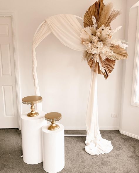 1 white arch( 2M x 1 M) Ivory cloth Boho dries flowers 2 plinths 2 cake stands Boho Flower Backdrop, Boho Chic Engagement Party, Boho Flower Arch, Party Balloons Diy, White Arch, Boho Backdrop, Boho Arch, 2 Cake, Wedding Kit