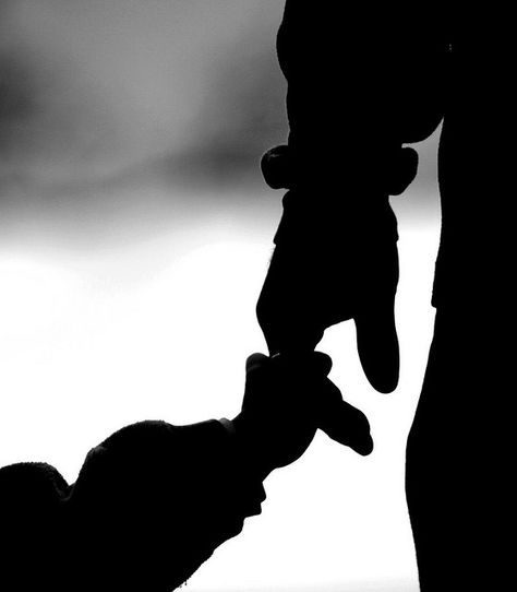 Hands of love...BEST Father Daughter photo.  #fatherdaughterpicture #fatherdaughterphoto #fatherdaughterlove Father Daughter Pictures, Transférer Des Photos, Father Daughter Photos, Father Daughter Photography, Peaceful Mind, Cool Pencil Drawings, Foto Tips, Klaus Mikaelson, Dad Daughter