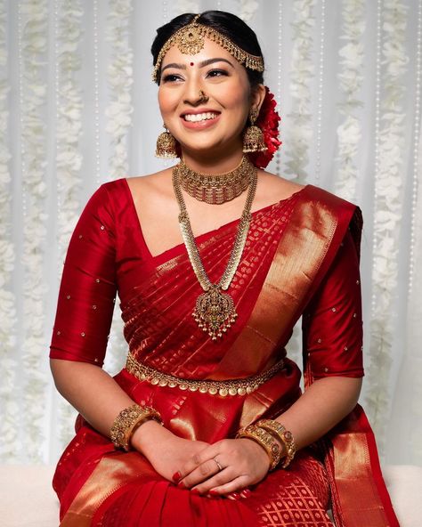 R A N Y A S A R E E S on Instagram: "மாங்கல்யம் தந்துனானே 3 Mua @beautyby_jenu Saree @ranyasarees Photography @concepts_bysugini Jewelery @aknjewellery Blouse…" South Indian Bride Red Saree, Red South Indian Wedding Saree, Red Wedding Saree, Red Saree Wedding, Kerala Wedding Saree, South Indian Bride Saree, South Indian Wedding Saree, South Indian Bridal Jewellery, Bridal Sarees South Indian