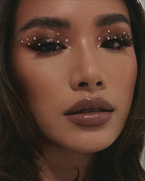 EUPHORIA MAKUP LOOKS & INSPO | RHINESTONE MAKEUP Gem Makeup, Coachella Makeup, Festival Make Up, Sparkly Makeup, Euphoria Makeup, Rhinestone Makeup, Rave Makeup, Eye Makeup Pictures, Makijaż Smokey Eye