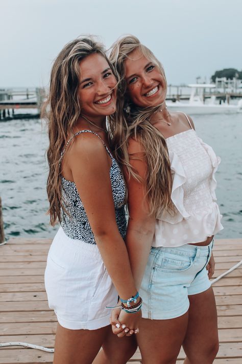 Summer Photos With Friends, Sister Beach Pictures, Beach Dock, Beach Best Friends, Photos With Friends, Beach Poses With Friends, Cute Beach Pictures, Sisters Photoshoot Poses, Beach Instagram Pictures