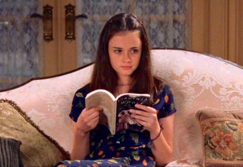 rory gilmore gilmore girls outfit rory gilmore reading book school yale harvard friday night dinner Rory Gilmore Books, Night Dinner Outfit, Rory Gilmore Style, Mrs Dalloway, Gilmore Girls Outfits, Gilmore Gilrs, Girl Doctor, Lorelai Gilmore, Lauren Graham