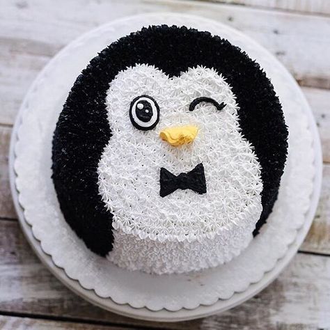 Pinguin Cake, Cake Penguin, Movie Cake, Penguin Cake, Cake Designs For Kids, Penguin Cakes, Christmas Cake Designs, Cartoon Cake, Winter Cake