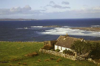 Irish Cottages, Ireland Houses, Track Photos, Ireland Aesthetic, Ireland Cottage, Natural Architecture, Cottages By The Sea, Cottage Aesthetic, Irish Cottage