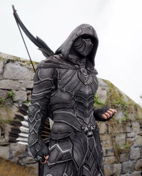 Stunning Skyrim Nightingale cosplay. Even the background looks straight out of Skyrim. Fantasy Helmet Design, Shape Shifter Aesthetic, Knight Helmet Design, Mroczny Elf, Nightingale Armor, Armour Helmet, Echipament Tactic, Armadura Cosplay, Knight Helmet