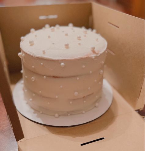 Small Wedding Cakes Pearls, Pearl Bday Cake, Simple Pearl Cake, Pearl Decorated Cake, White Cake With Pearls Simple, Pearl Bridal Shower Cake, White Pearl Cake Birthday, Pearl Cake Designs Birthday, Small 30th Birthday Cake