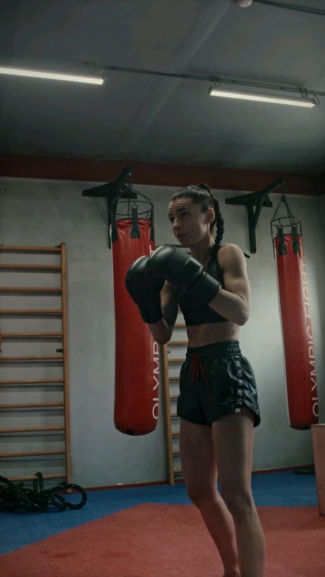 Boxing Gym Aesthetic, Women Boxing Aesthetic, Kickboxing Aesthetic, Gym Vision Board, Health Vision Board, Women Boxing Workout, Loser Core, Fitness Lifestyle Aesthetic, Gym Baddie