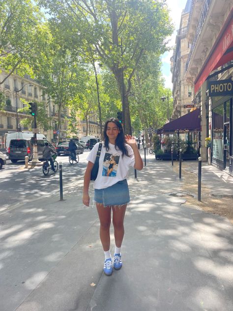 Streets of Paris Adrette Outfits, Look Adidas, Chicago Outfit, Nyc Fits, Mode Instagram, Samba Outfit, Nyc Outfits, New York Outfits, Europe Outfits