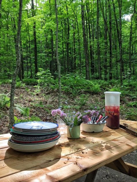 Nature, Camp Dinner Party, Things To Do On A Camping Trip, Camping Table Set Up, Cute Camping Ideas, Simple Summer Aesthetic, Birthday Camping Trip, Camping Table Decorations, Camping Inspo