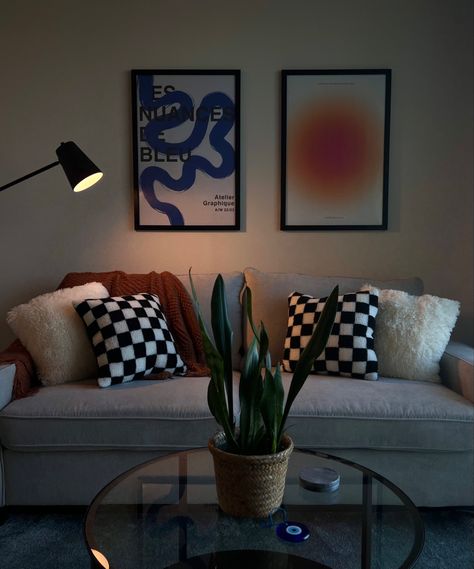 Interior Decor Apartment, Apartment Decorating Edgy, Trendy College Living Room, Wall Decor Apartment Living Room, How To Decorate Grey Couch, Modern Vibrant Living Room, Female College Apartment Decor, Living Room Kitchen Color Schemes, Checkered Home Aesthetic