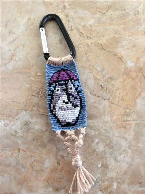 Amigurumi Patterns, Naruto Friendship Bracelet, Totoro Bracelet, Friendship Bracelet Keychain, Brazilian Bracelet, String Bracelet Patterns, Bracelet Keychains, Bracelet Keychain, Diy Bracelets Tutorials