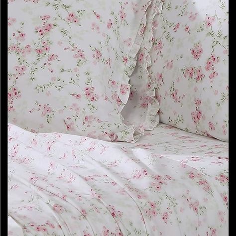 Beautiful Floral Shabby Chic Queen Sizes Sheet Set Including One Flat One Fitted And Two Dainty Ruffled Pillowcases. Organic Cotton. Deep Pocket Fitted Up To 15”. 200 Thread Count. See All Pics For Details. Shabby Chic Duvet Covers, Shabby Apartment, Shabby Chic Bed Sheets, Pink Shabby Chic Bedroom, Shabby Chic Aesthetic, Cottage Pink, Shabby Chic Garden Decor, Floral Shabby Chic, Rachel Ashwell Shabby Chic