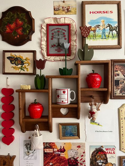 Displaying Books On Wall, Rooms With Red Accents, Living Room Wall Decor Ideas Maximalist, Eclectic Storage Ideas, Retro Shelving Ideas, Cute Homemade Decor, Sewing Projects Room Decor, Maximalist Interior Design Bathroom, Harry Potter Closet Organization