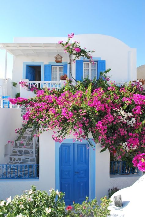 Colourful House in Oia, Santorini Alanya, Greek Houses Exterior, Greek Homes, Greece Homes, Greece House, Greek Garden, Greek Town, Santorini House, Spanish Style Architecture