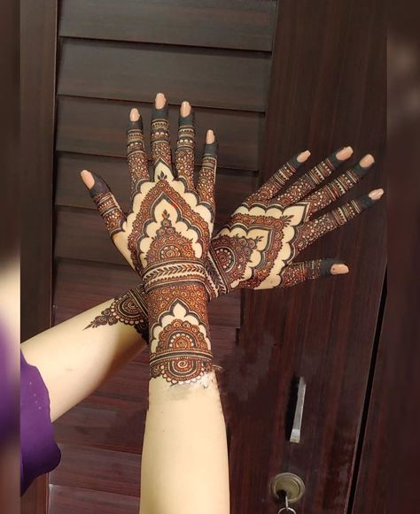 Mehendi Designs Bridal, Outfits For Bride, Bride Mehendi, Mehendi Designs For Hands, Mehendi Lehenga, Lehenga For Bride, Mehendi Bridal, Design Mehendi, Finger Tattoo Ideas