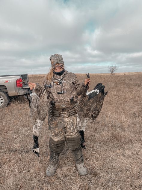 Couples Duck Hunting Pictures, Duck Hunting Aesthetic, Labs Hunting, Duck Hunting Outfit, Hunting Photos, Ranch Wife, Goose Hunting, Casual Country Outfits, Trout Fishing Tips