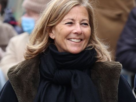 Claire Chazal s'est affichée sur Instagram avec un pantalon plutôt surprenant pour la saison : un jean blanc. Alors comment porter le jean blanc en hiver ? Voici avec quoi elle l'a associé pour être plus stylée que jamais ! Instagram, Claire Chazal Style, Quoi Porter, Le Respect, Porter