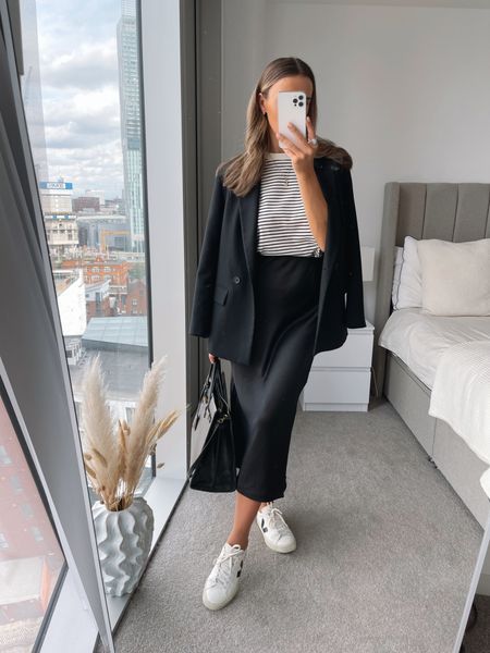 Black Satin Skirt Fall Outfit, Fall Look With Skirts, Styling Midi Satin Skirt, Long Silk Skirt Fall Outfit, Business Casual Outfits Midi Skirt, Aritzia Midi Skirt, Silk Midi Skirt Outfit Casual, Casual Black Satin Skirt Outfit, Business Casual Slip Skirt