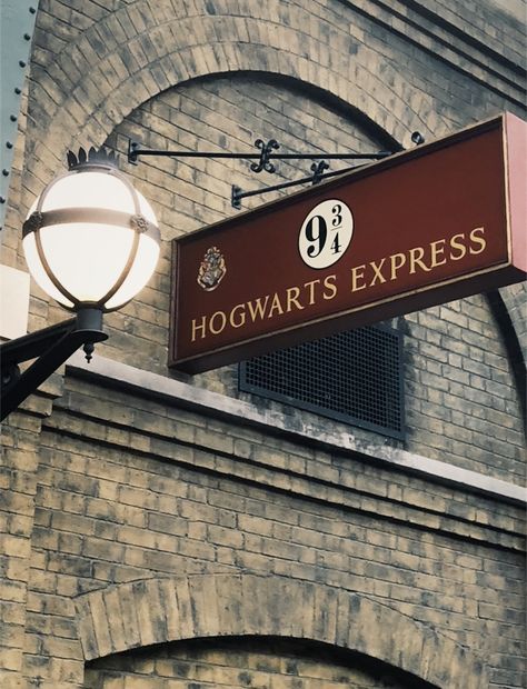 Platform 9 3/4 Hogwarts 9 3/4, Platform 9 And 3/4, Platform 3/4 Harry Potter, Harry Potter Drawing Aesthetic, Harry Potter 9 3/4 Wallpaper, Hogwarts Platform 9 3/4, 9 And 3/4 Harry Potter Sign, Platform 9 3/4 Aesthetic, Harry Potter Platform 9 3/4
