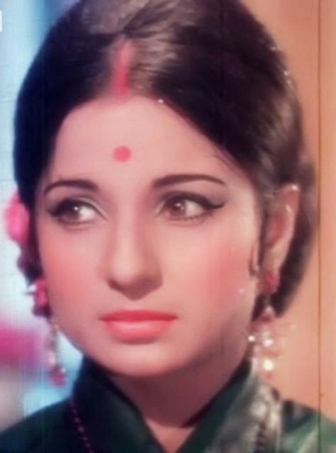 Tanuja Actress, Stars Images, Indian Movie, Hema Malini, Bollywood Pictures, Retro Bollywood, Indian Film, Vintage Bollywood, Face Photography