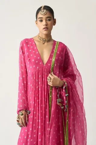 Cotton Bandhani Dress Pattern, Organza Suits Indian, Bandhani Dress Pattern, Bandhani Kurta, Pink Suits Women, Bandhani Dupatta, Stylish Kurtis Design, Indian Bridesmaid Dresses, Kurti Style