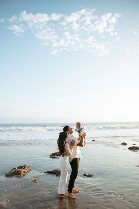 Family Beach Pictures With Infant, Modern Family Beach Pictures, Beach Family Photos With One Year Old, Mother’s Day Beach Pictures, Family Pics Beach, Family Photoshoot Sea, Unique Beach Family Photos, Family Beach Session Poses, Family Photoshoot By The Sea